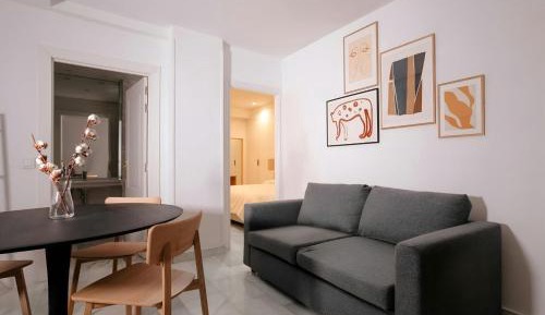 Two-Bedroom Apartment with One Queen Bed and One Double Bed
