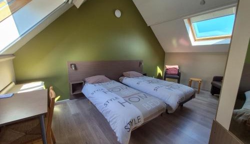 Studio with Twin Beds