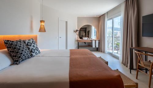Double Room with Pool View - Magnus