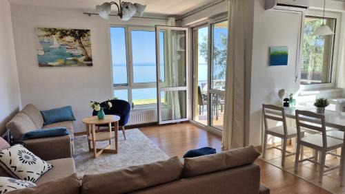 One-Bedroom Apartment with Lake View