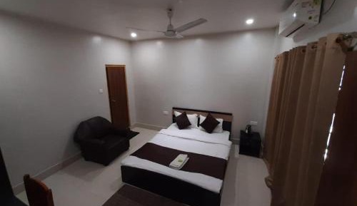 Deluxe Double Room (2 Adults + 1 Child)