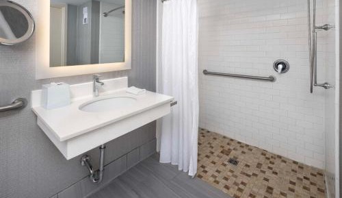 King Room with Kitchenette and Large Shower - Mobility Accessible