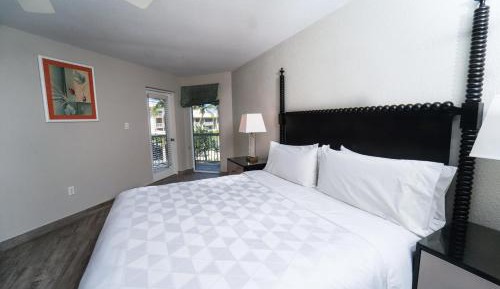 1 Bedroom King Suite - Island View