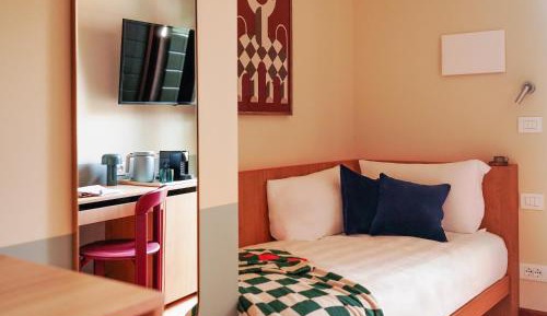 Small Room with Balcony - Single Bed