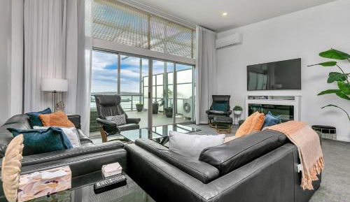 Deluxe Harborside Three Bedroom Apartment