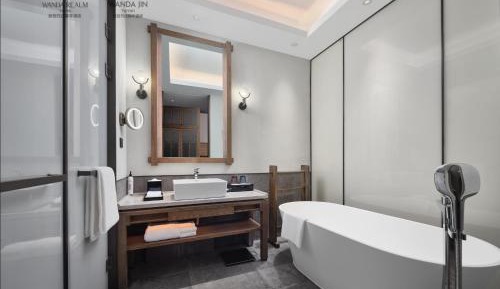 Deluxe King Room with Lake View