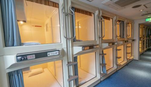 Single Bed in Male Dormitory Room with Shared Bathroom