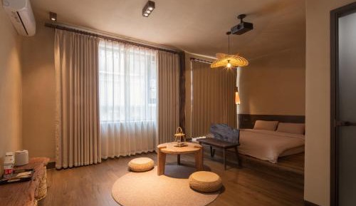 Deluxe Queen Room