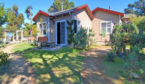 One-Bedroom King Cottage with Fireplace & Kitchnette