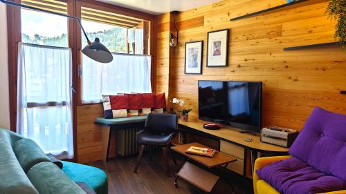 Deluxe One-Bedroom Apartment