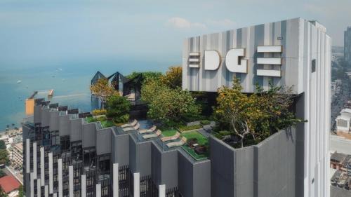 Deluxe One-Bedroom Apartment with Ocean View