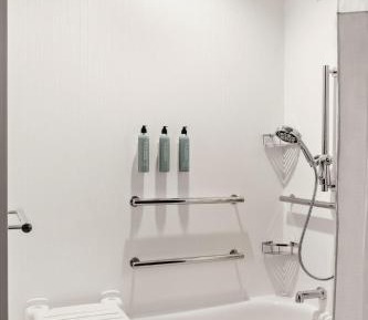 King Room with Adapted Tub - Mobility Accessible/High Floor