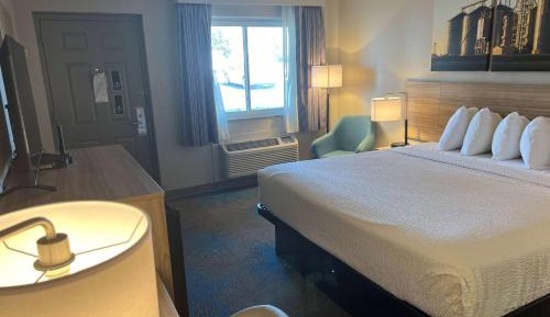 King Room with Bath Tub - Mobility Accessible/Non-Smoking