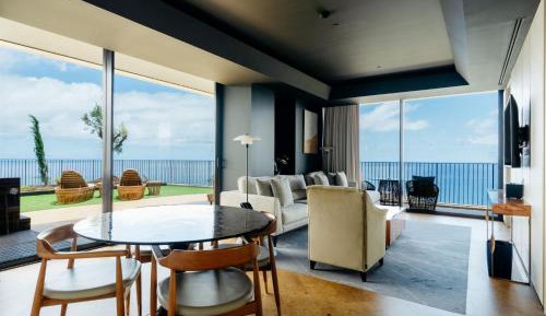 Corner Pool Suite