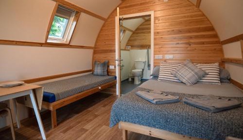 Large Stepless Cabin with Hot Tub