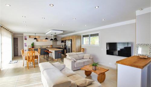 Seven-Bedroom Holiday Home