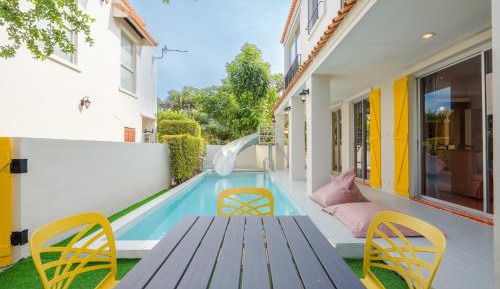 Villa with Garden View
