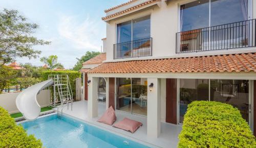 Villa with Garden View