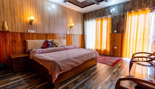 Deluxe Room (2 Adults + 1 Child)