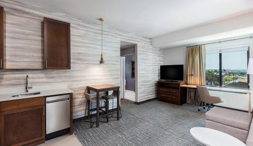 1 Bedroom Suite, 1 King, Sofa bed, City view
