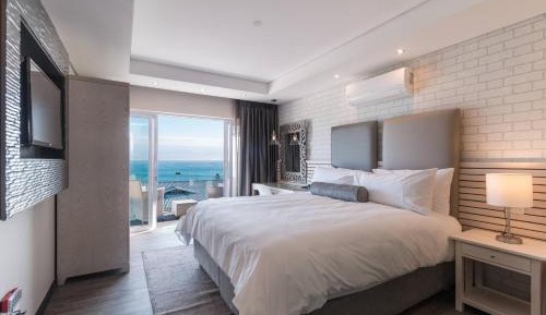 Larger Guest room, 1 King, Harbor view, Balcony