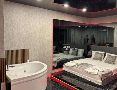 Suite with Hot Tub