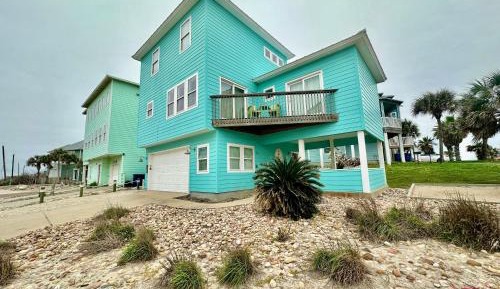 Three-Bedroom Holiday Home 