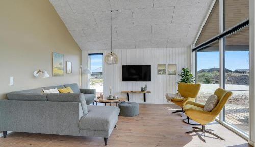 Eight-Bedroom Holiday Home