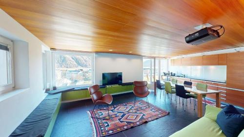 Apartment with Mountain View