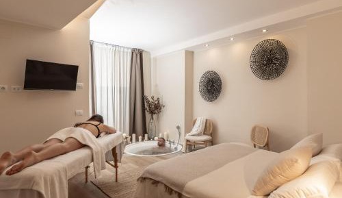 Deluxe One-Bedroom Apartment