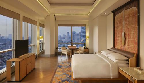 Deluxe Corner King Room with One King Bed and Club Access