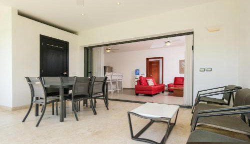 Apartment with Pool View 