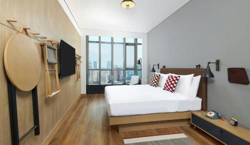Corner King Room with City View