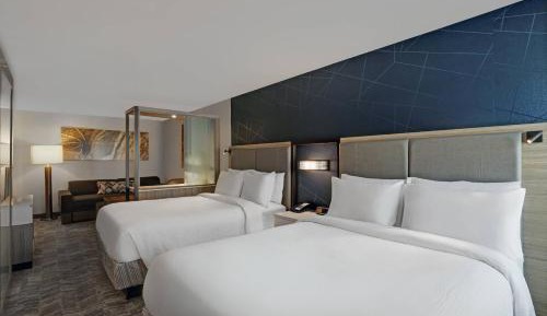 Queen Suite with Sofa Bed - Hearing Accessible