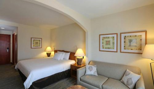 Deluxe King Room with Partial Ocean View