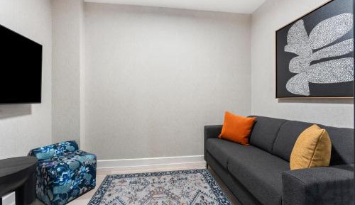 One-Bedroom Queen Suite