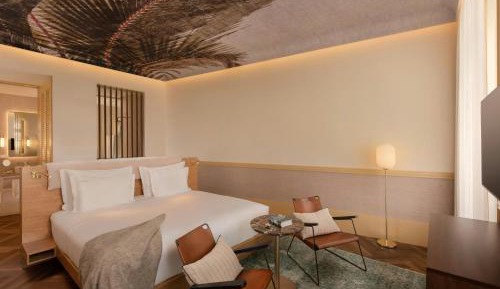 Premium Guest room with 1 King, City view