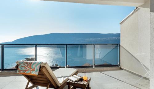 One-Bedroom Apartment with Sea View and Balcony