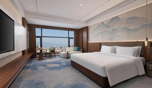Deluxe King Room with Mountain View