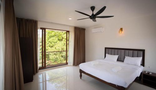 King Suite with Pool View