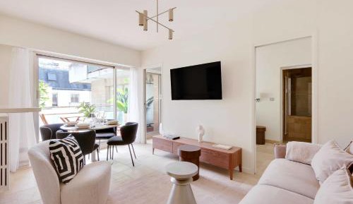 One-Bedroom Apartment with Balcony