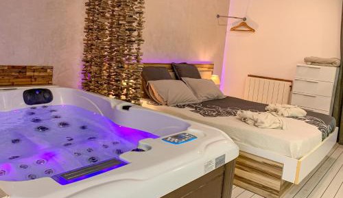 Studio with Spa Bath