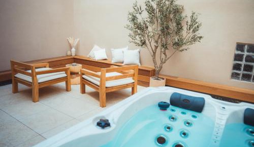 Suite with Hot Tub