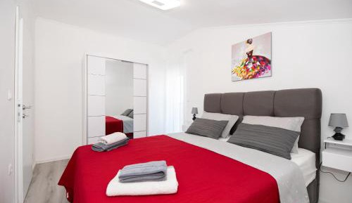 One-Bedroom Apartment with Balcony