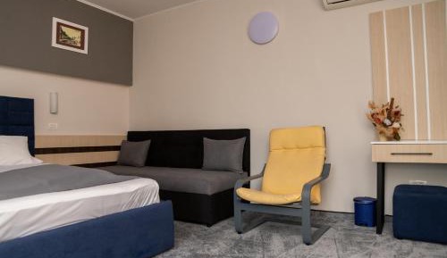 Deluxe Family Room (2 Adults + 1 Child)