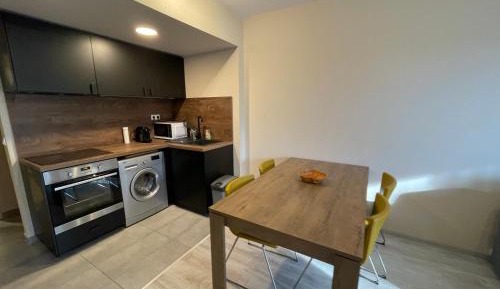 Family One-Bedroom Apartment with Lake View