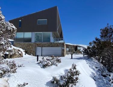 Three-Bedroom Apartment with Mountain View