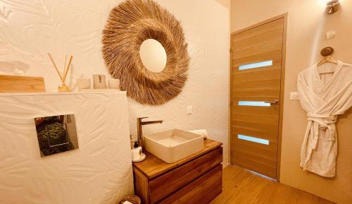 King Suite with Spa Bath - Lake View
