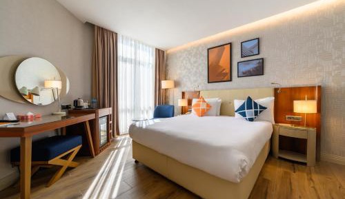 Standard Queen Room with City View