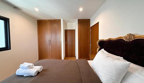 Deluxe One-Bedroom Apartment with City View